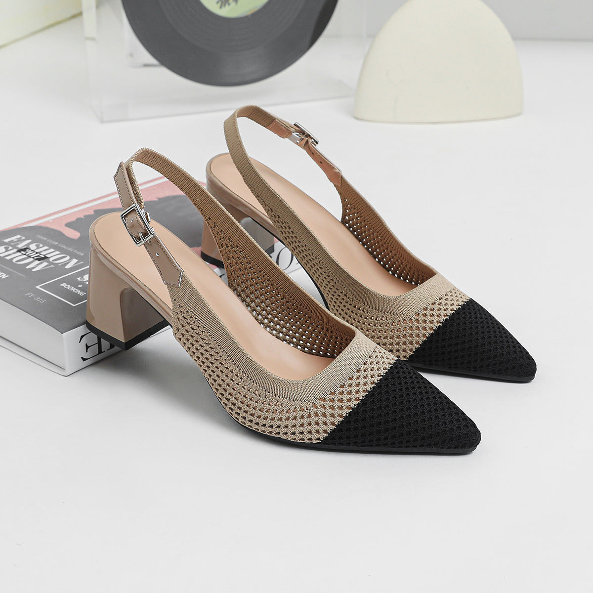 Sommermode: Neue gewebte Sandalen für Damen