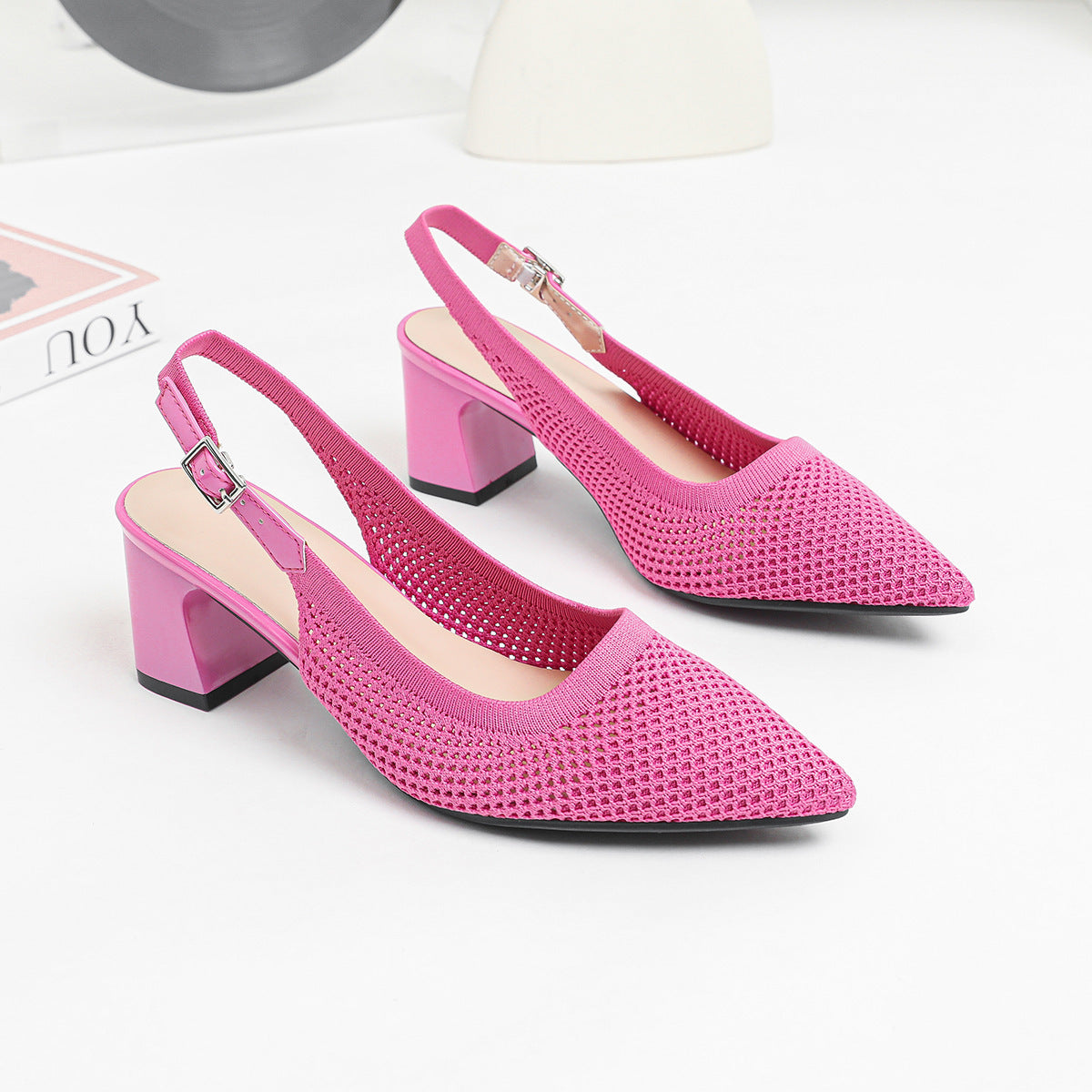 Sommermode: Neue gewebte Sandalen für Damen