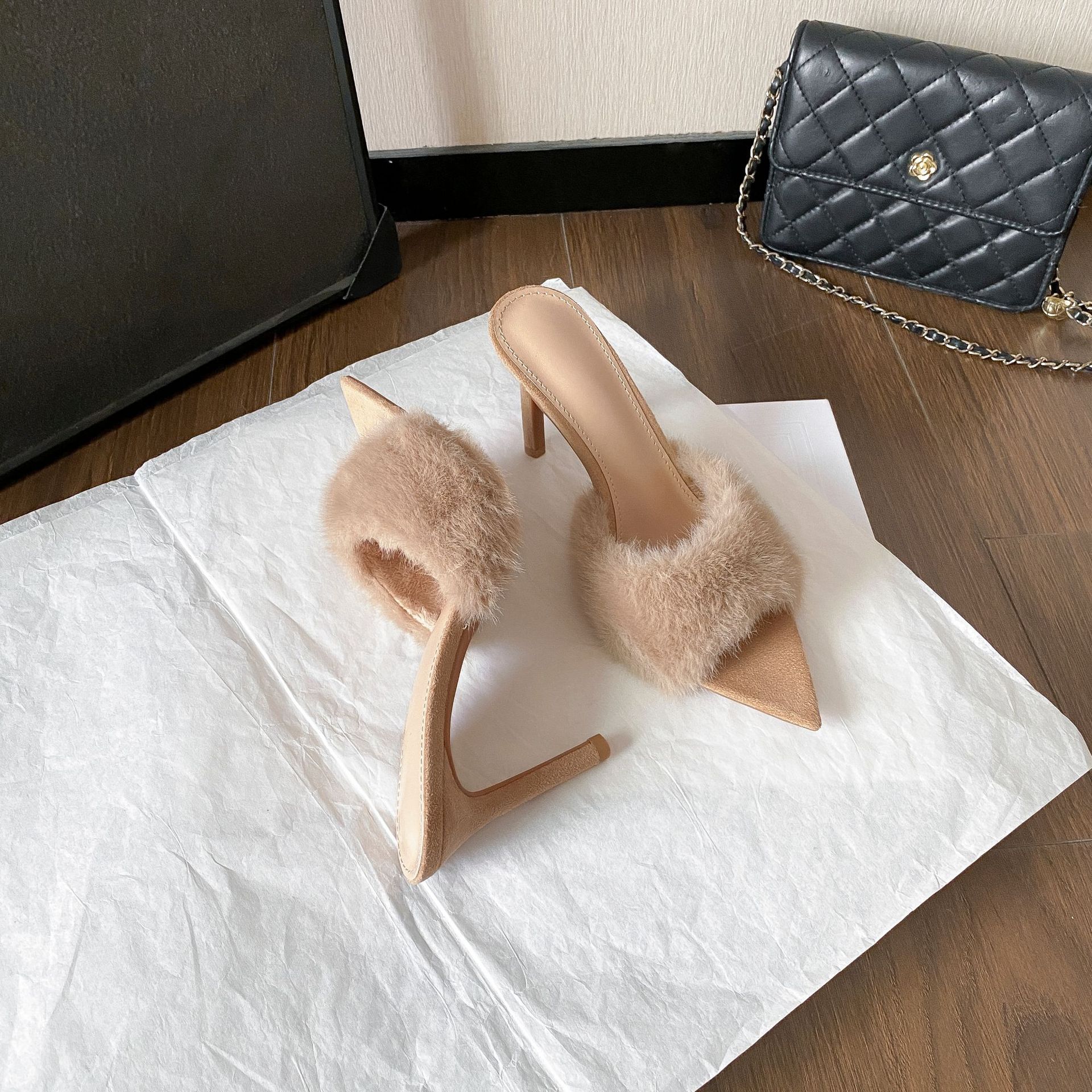 Shoes with a tapered toe, high-heeled, non-slip and soft;
