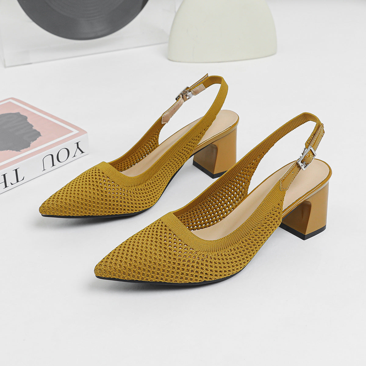 Sommermode: Neue gewebte Sandalen für Damen