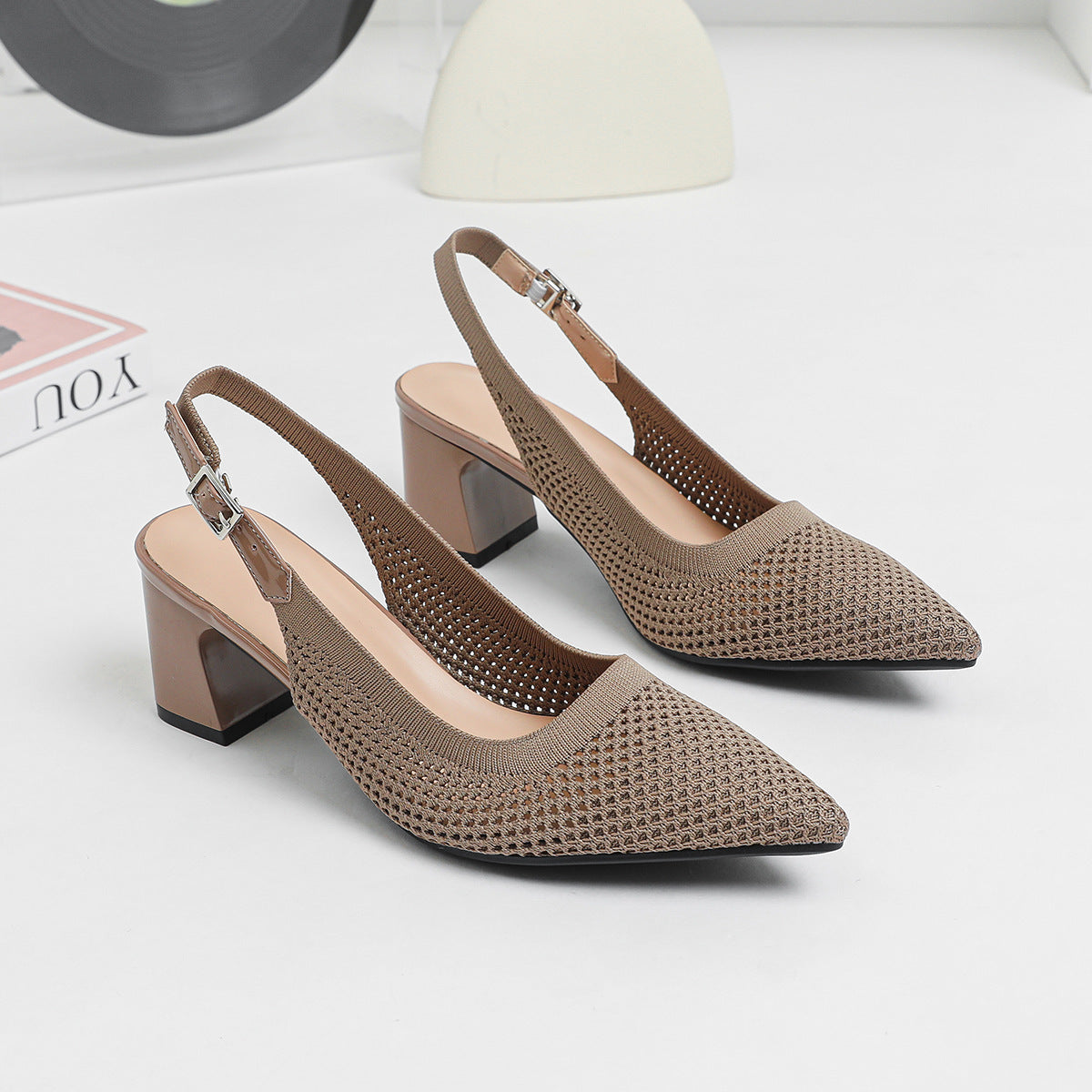 Sommermode: Neue gewebte Sandalen für Damen