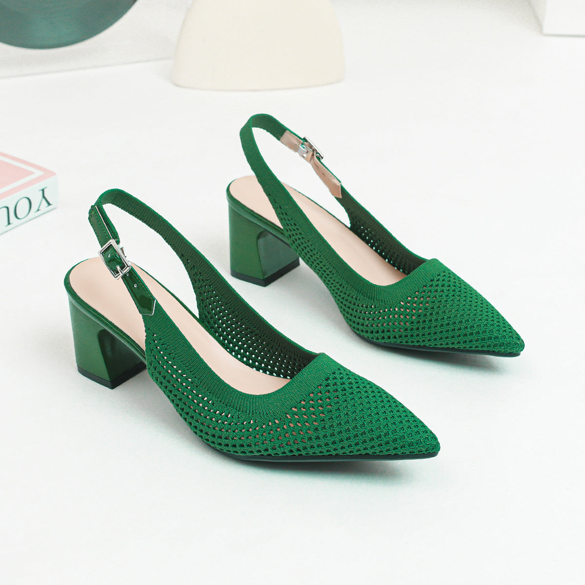 Sommermode: Neue gewebte Sandalen für Damen