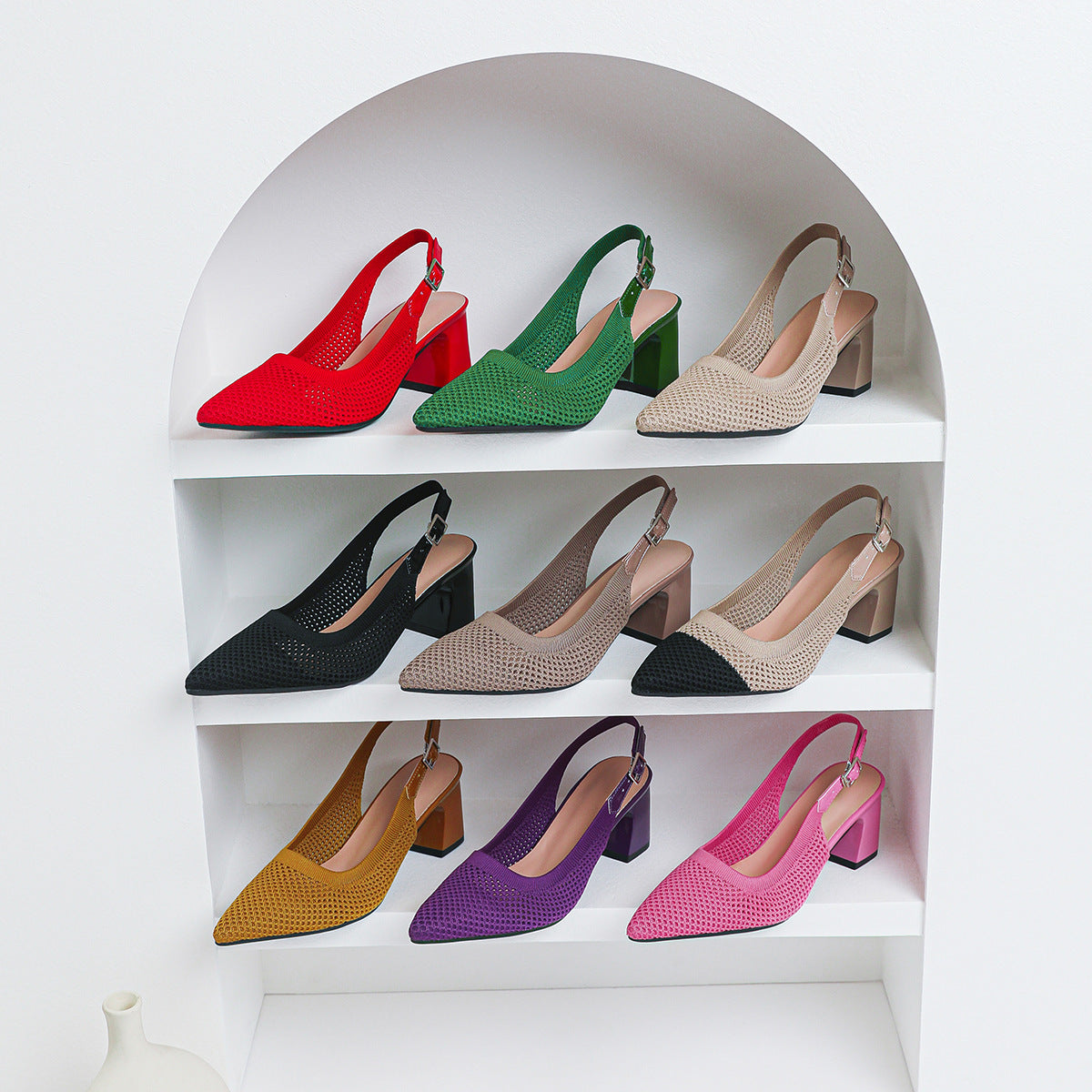 Sommermode: Neue gewebte Sandalen für Damen