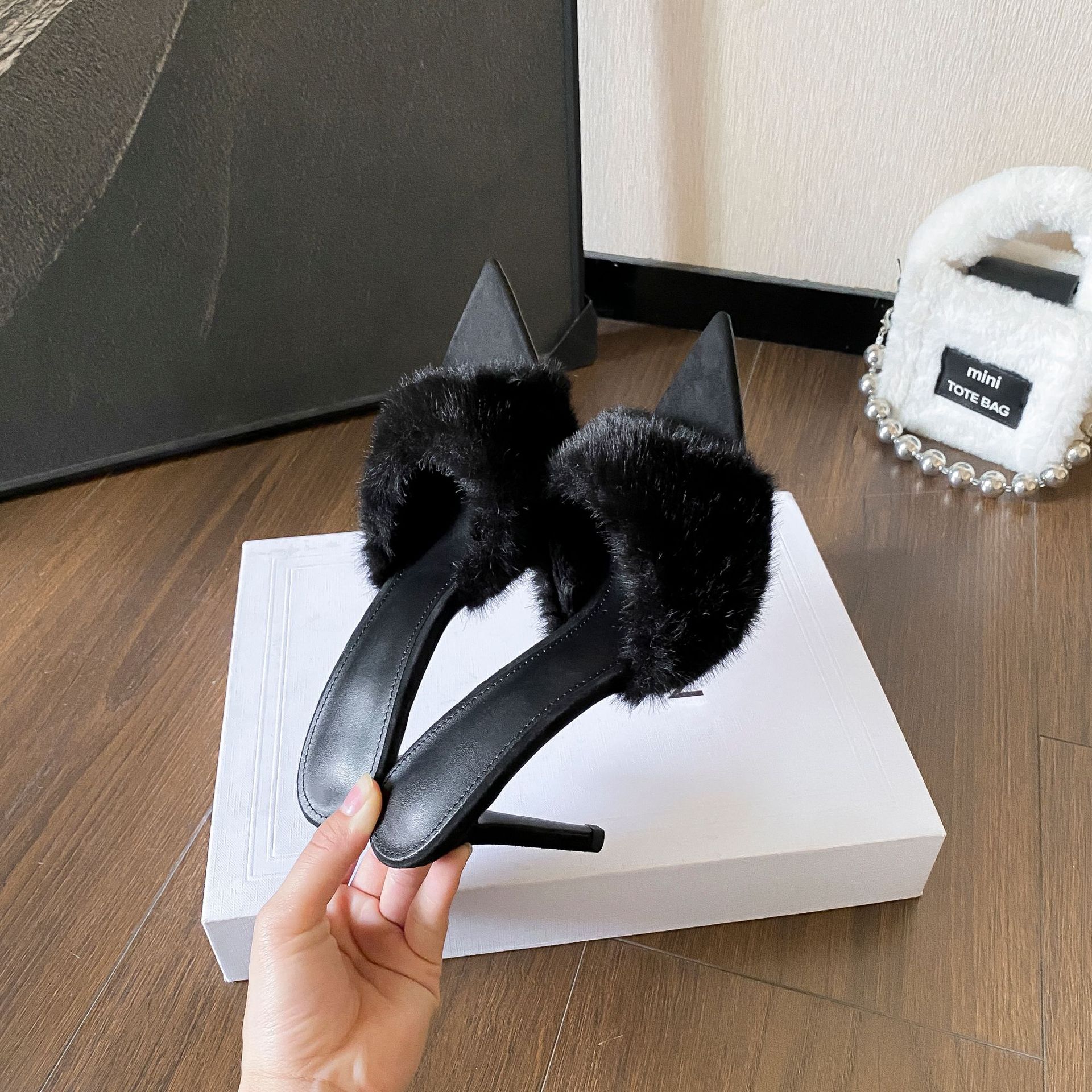 Shoes with a tapered toe, high-heeled, non-slip and soft;