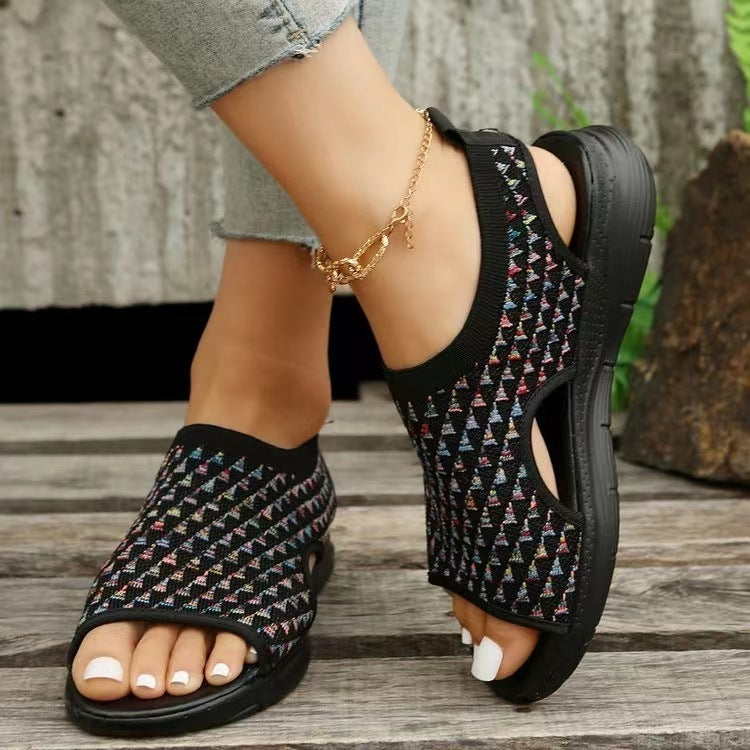 Neue flache Sommersandalen für Damen